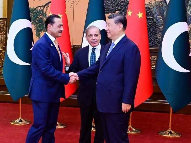 picture of Gen Munir shaking hands with the Chinese president 1 picture of Gen Munir shaking hands with the Chinese president 1