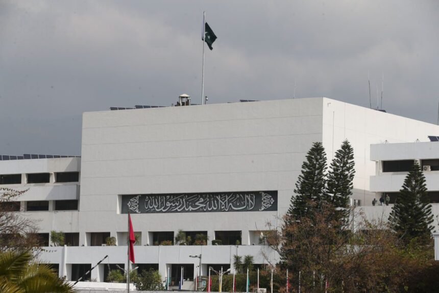 Deleterious Role of Detractors in Pakistan Parliament
